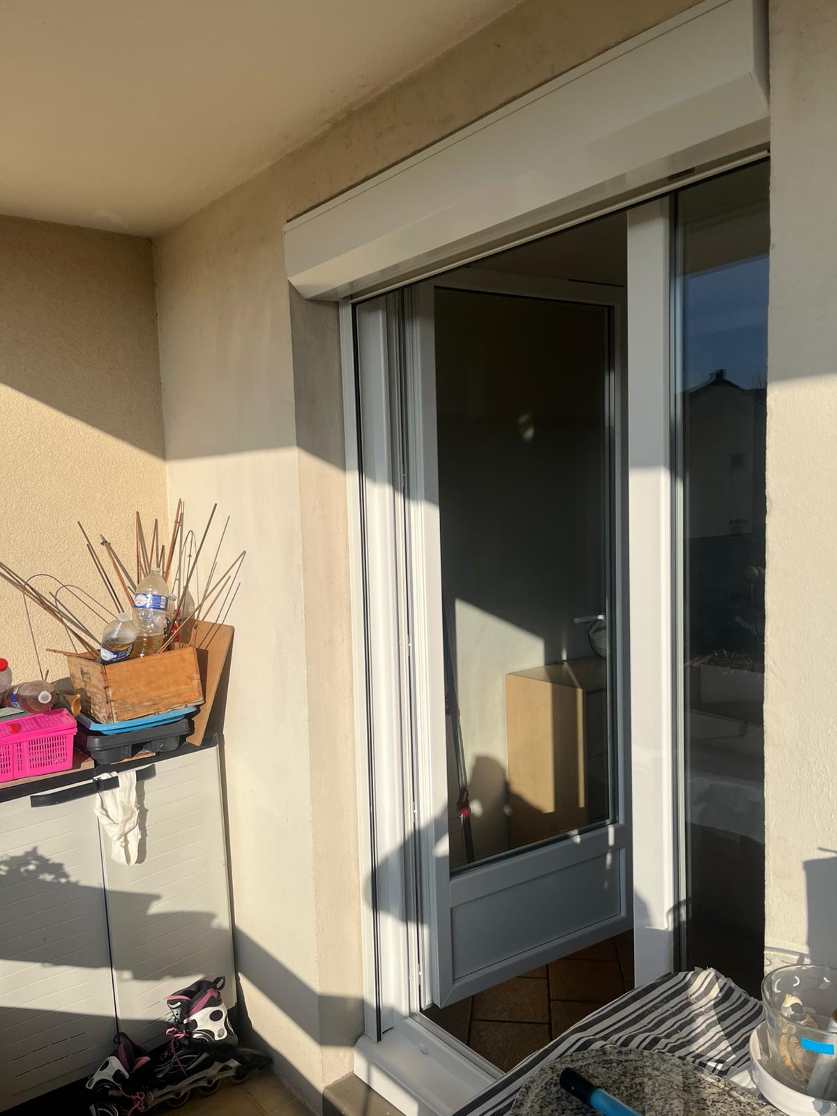 Volet roulant électrique intégré avec télécommande et motorisation silencieuse